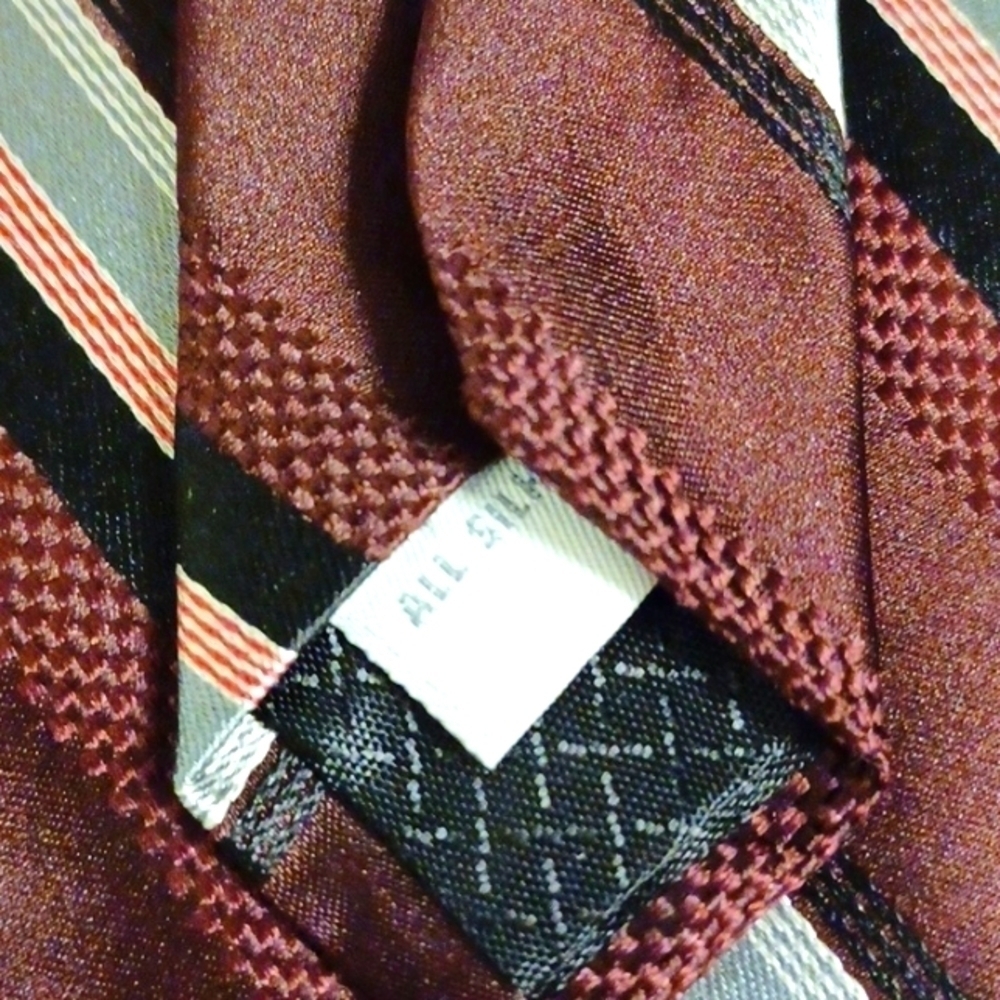 VAN HUESEN Striped Silk Necktie - Picture 3 of 4